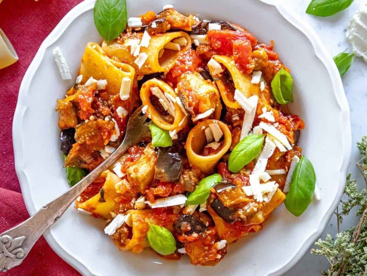 Pasta alla Norma auf einem Teller.