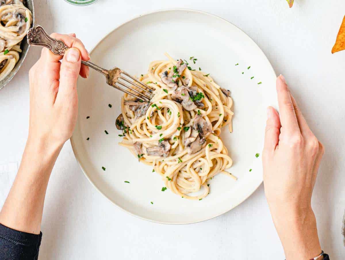 Weibliche Hände und Kastanienpasta