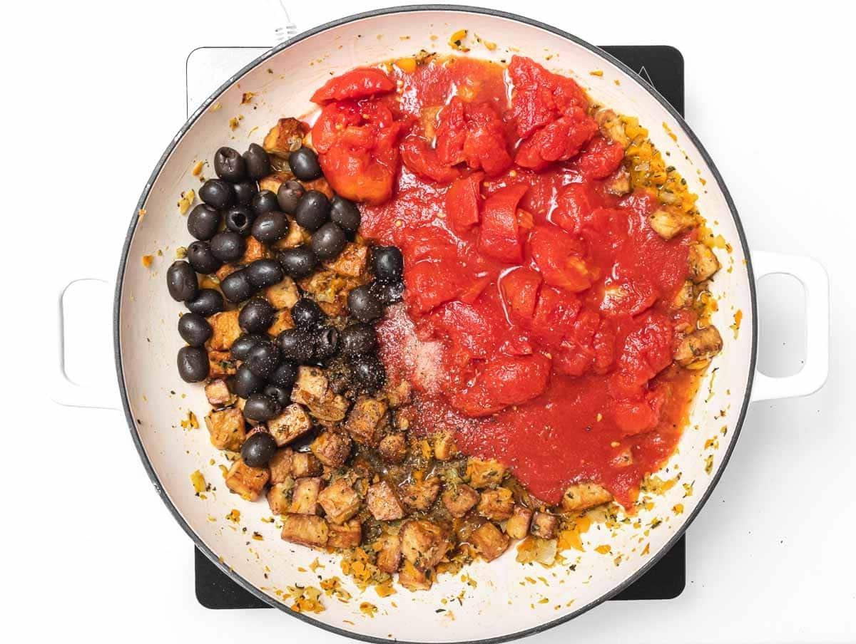 Tofu nach Jägerart 14 Add tofu, olives and tomato to the skillet