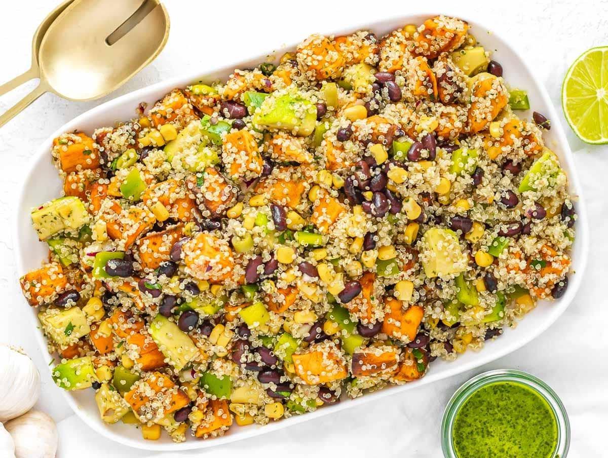 30 vegane Mittagessen-Ideen 14 Schwarze Bohnen-Quinoa-Salat mit Süßkartoffeln und Avocado