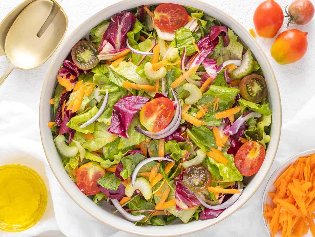 Einfacher Beilagensalat in einer Schüssel