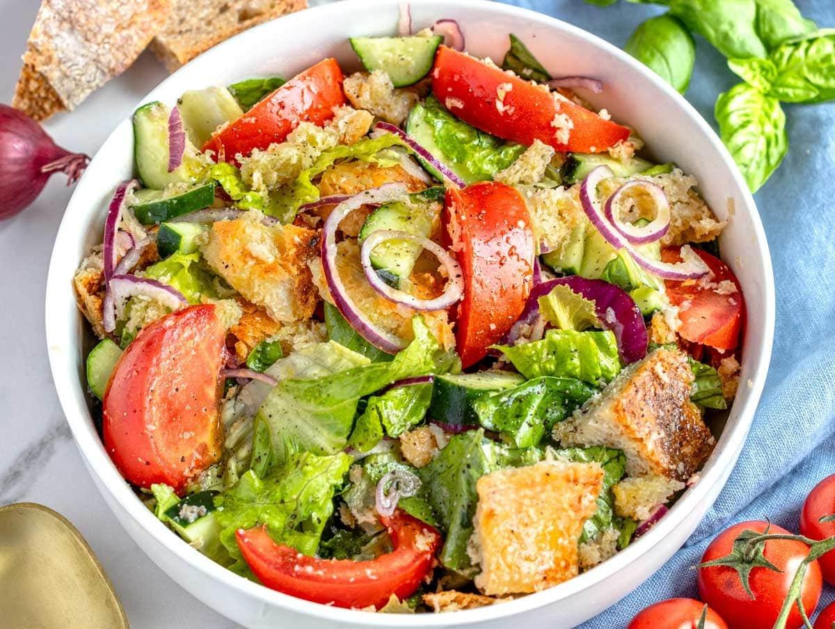 Panzanella Salat in einer weißen Schüssel