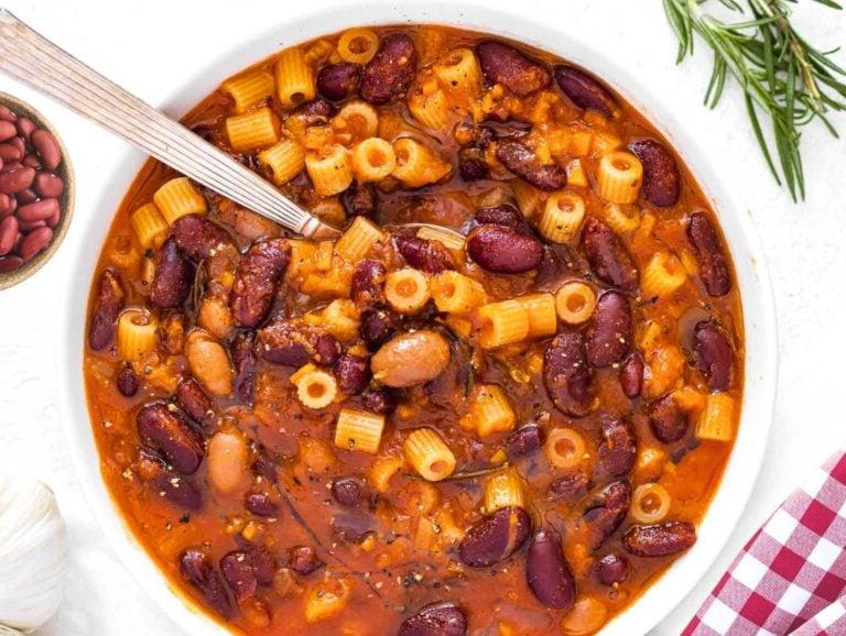 Pasta e Fagioli mit einem Silberlöffel