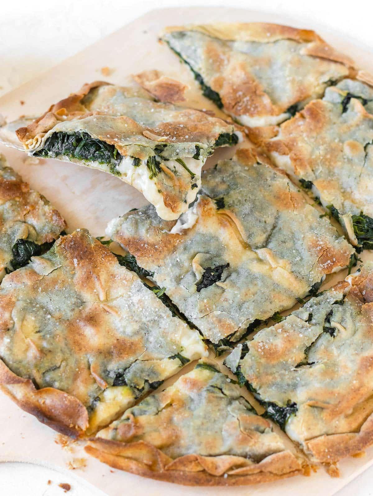 veganer Käse in Focaccia mit Spinat