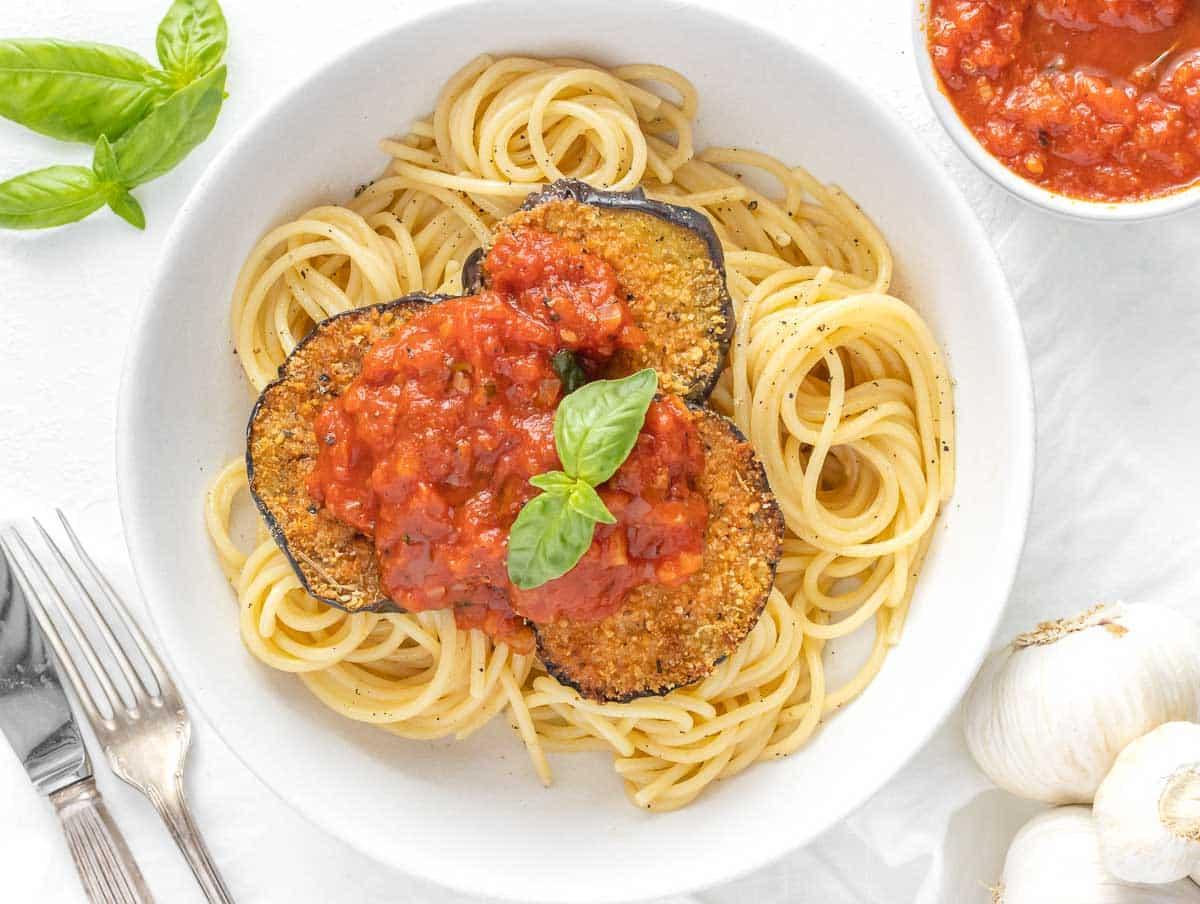 Spaghetti mit Marinara-Soße und heißluftfrittierter panierter Aubergine