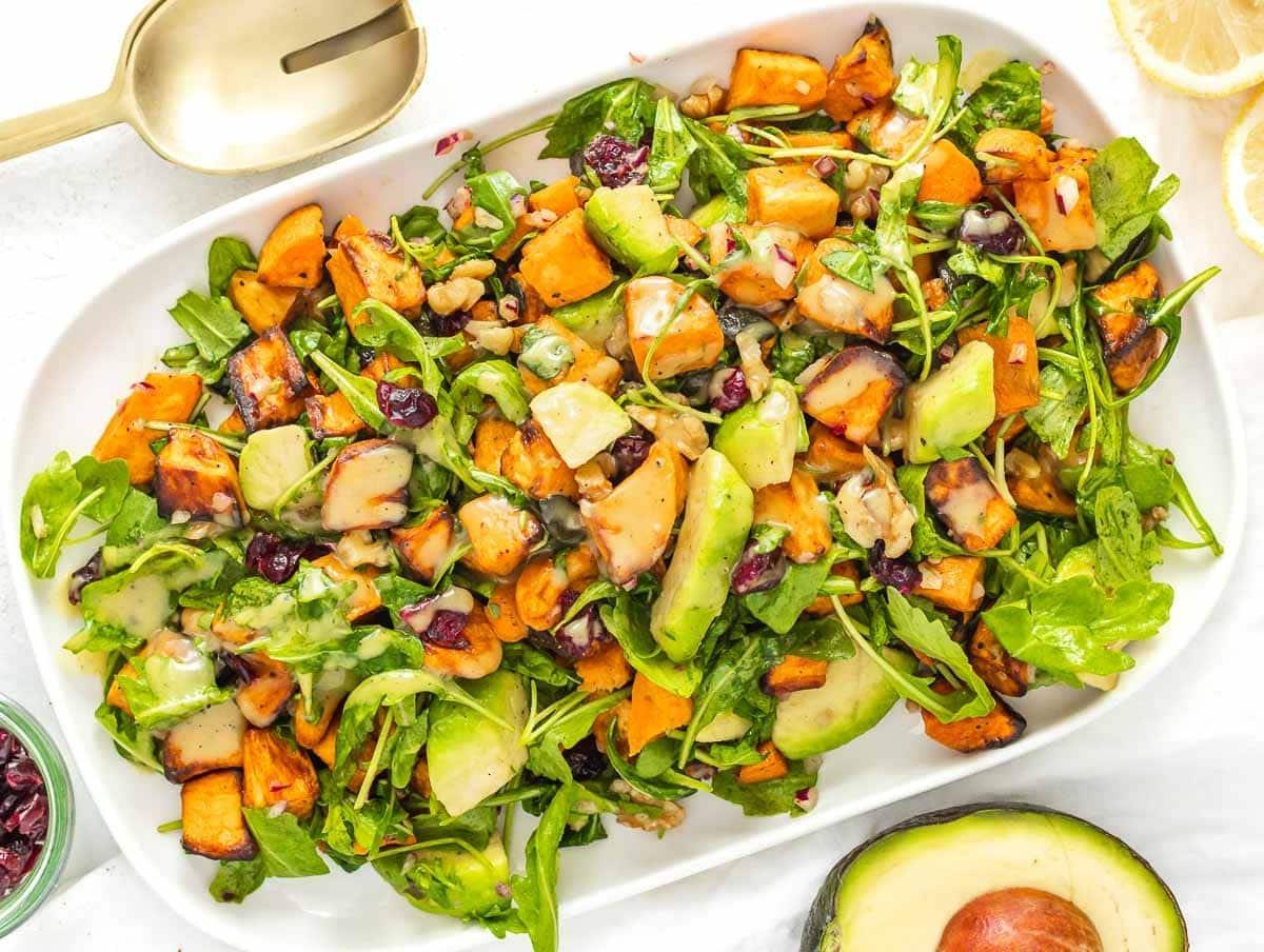 25 Avocado Rezepte 14 Süßkartoffelsalat auf einer Platte