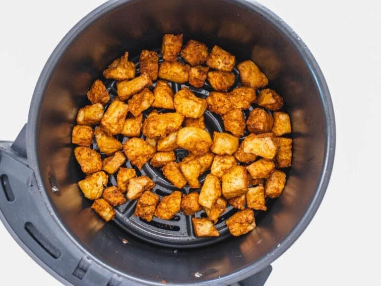 Tofu aus der Heißluftfritteuse nach dem Garen.