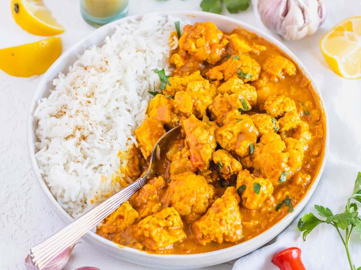 Tofu-Curry Rezept mit weißem Reis und Zitronenspalte