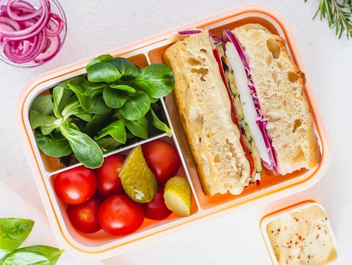 Focaccia Sandwich in einer pinken Bento Box mit frischem Gemüse