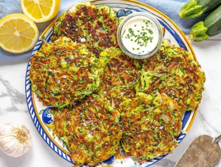 Schritt 5 Die Zucchinipuffer auf einer Platte mit frischer Zitrone servieren.