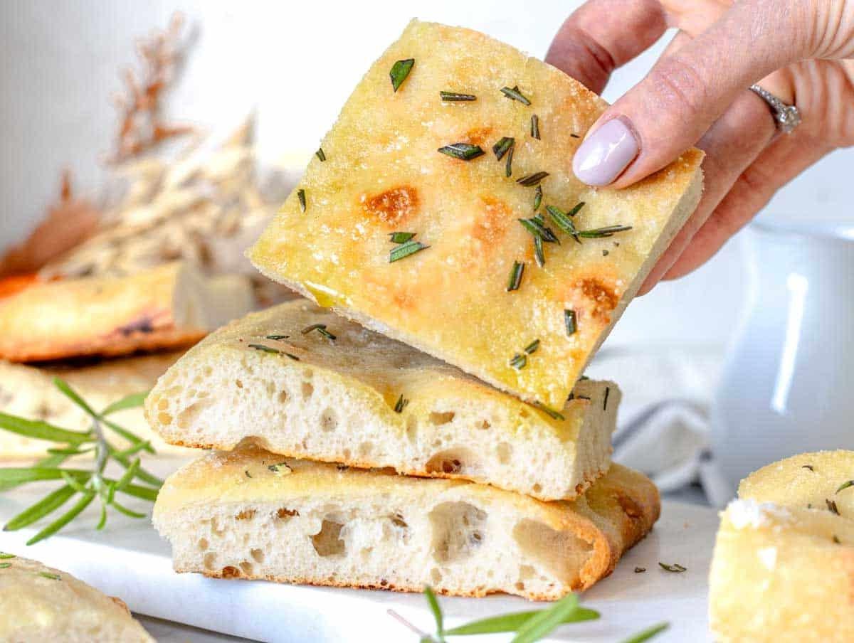 Louise hält ein Stück Schiacciata
