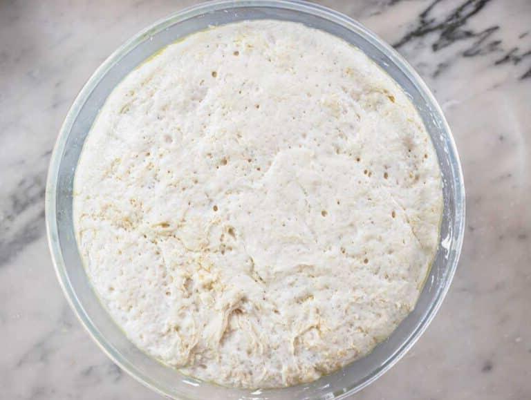 Aufgegangener Focaccia-Teig in einer Schüssel.