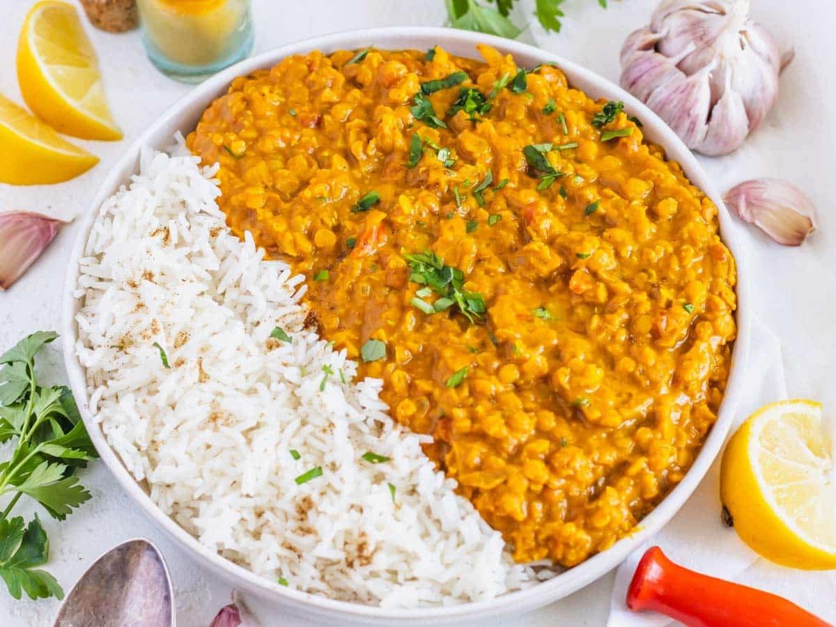 Linsen-Curry mit Basmatireis und Koriander
