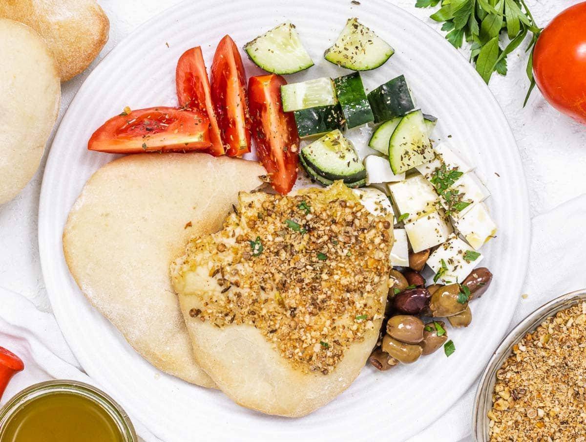 Pitabrot mit Dukkah und Gemüse