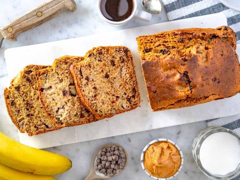 gesundes Bananenbrot in Scheiben auf einem Marmorschneidebrett