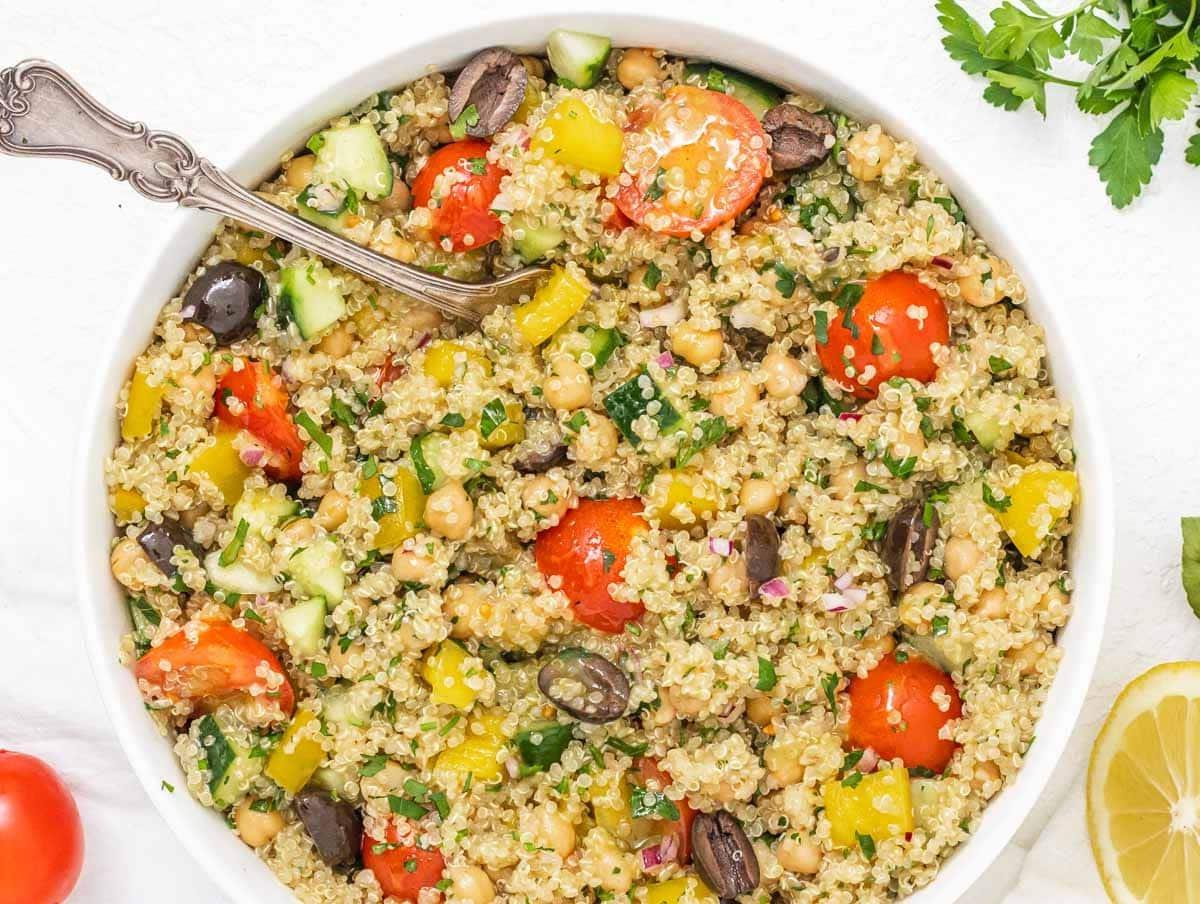 25 Vegane Salate 15 Quinoa-Kichererbsensalat mit Gabel