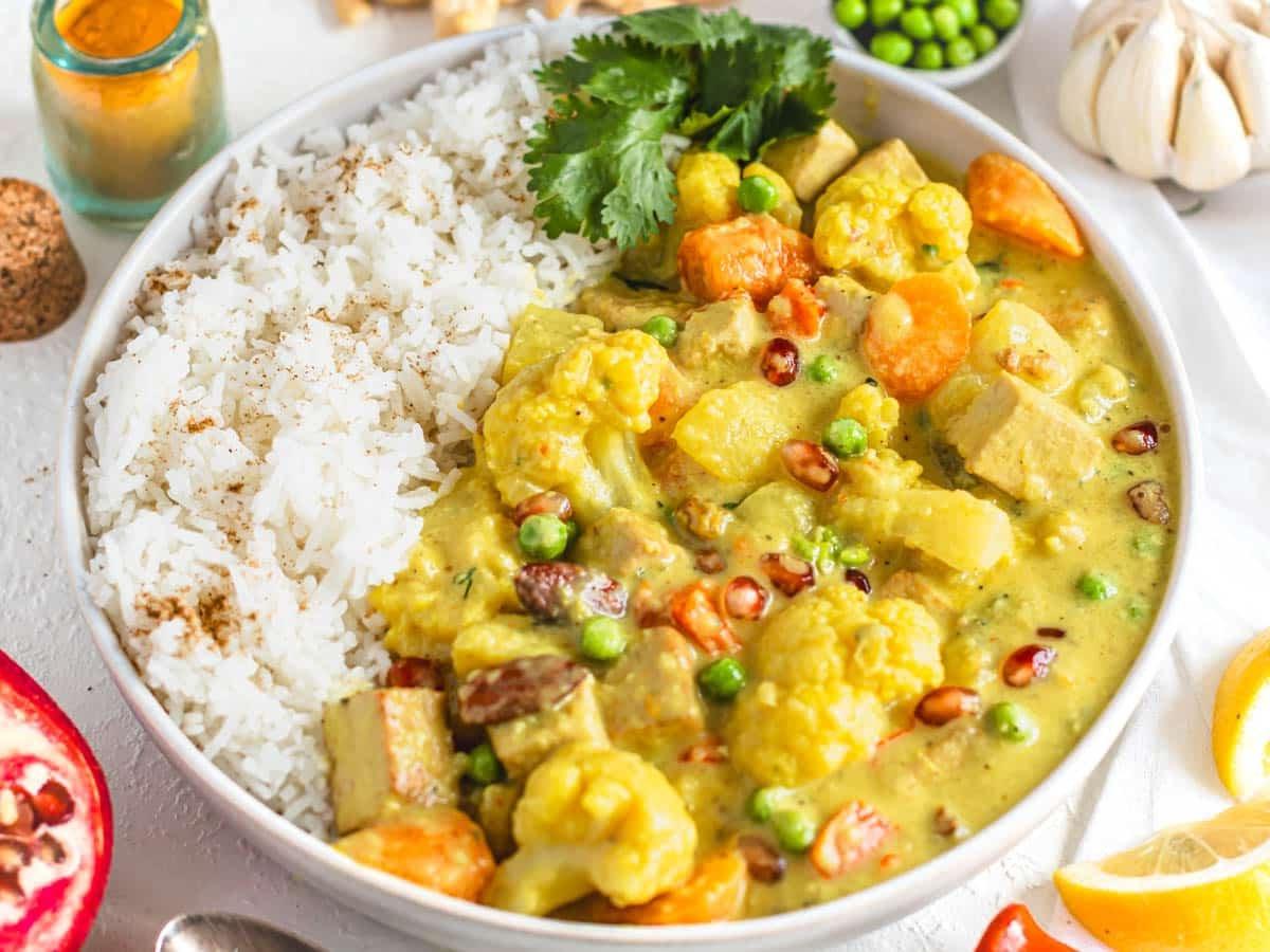 20 einfache Curry-Rezepte 15 Navratan Korma mit weißem Reis, Zitrone und frischem Koriander