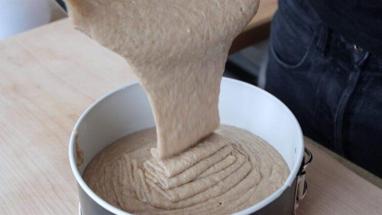 Kuchenteig in Kuchenform gießen