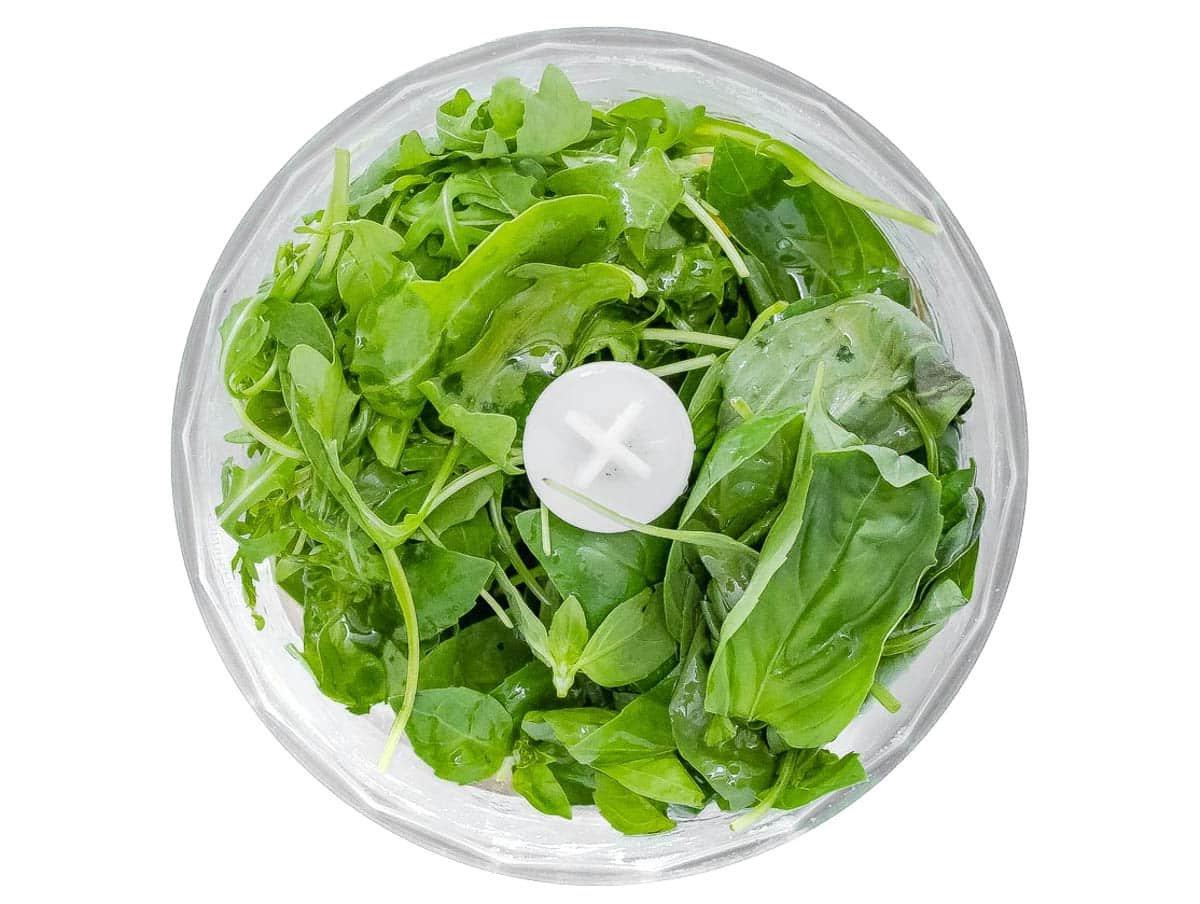 Rucola Pesto in einer Küchenmaschine mit Basilikum