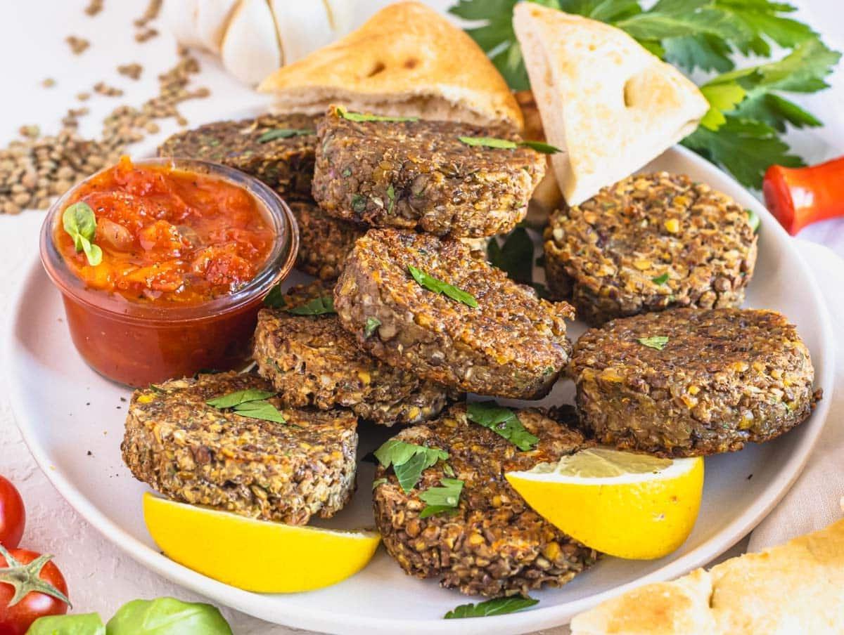 Linsen-Patties mit Pitabrot und Marinara-Sauce