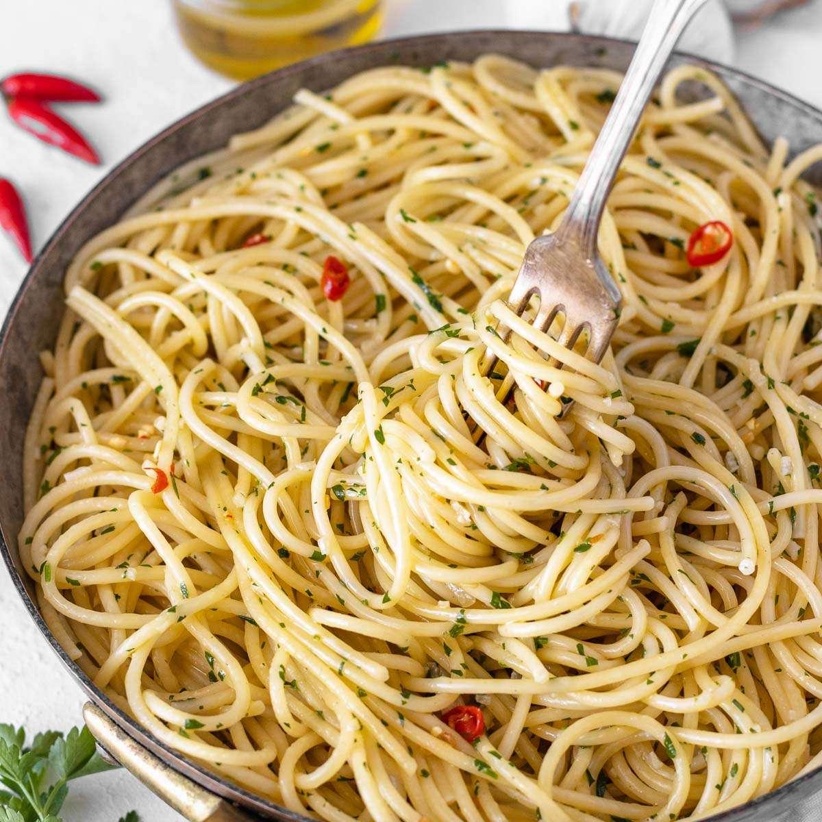 Spaghetti Aglio e Olio, ein einfacher italienischer Pasta-Klassiker.