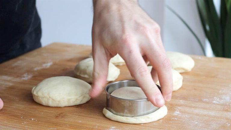 Den Teig zu veganen Bomboloni formen