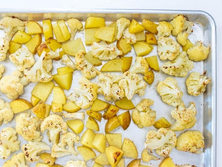 Blumenkohl und Kartoffeln nach dem Rösten im Ofen