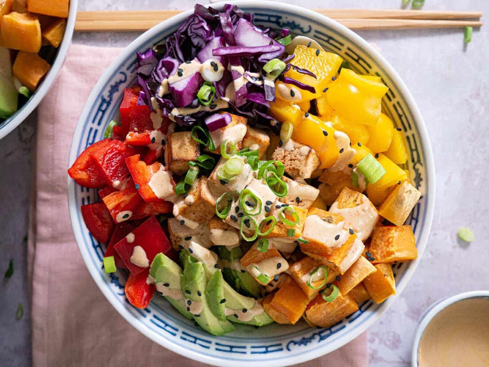 Protein Bowl mit gerösteter Süßkartoffel und Chipotle Sauce.