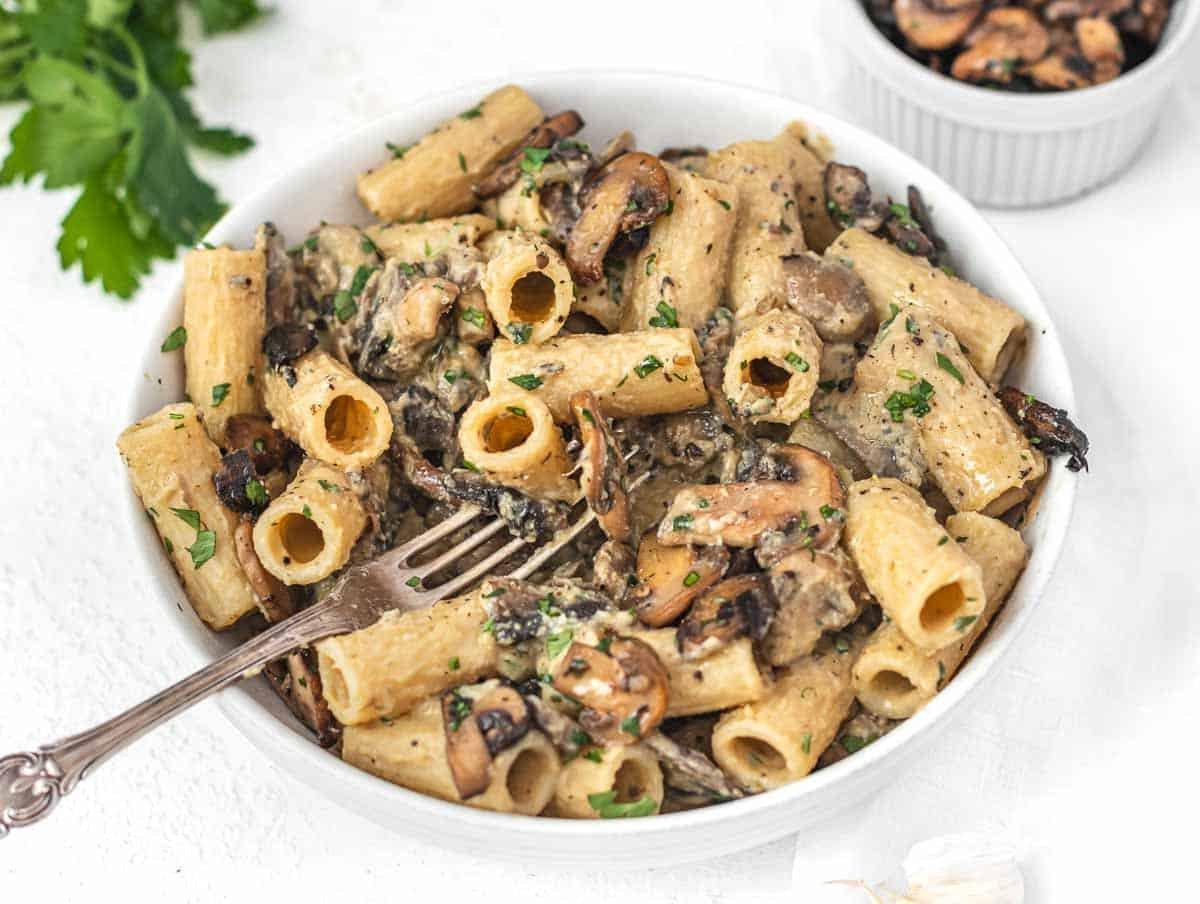 30 vegane Mittagessen-Ideen 15 Eine Gabel voll Hummus-Pasta mit sautierten Pilzen