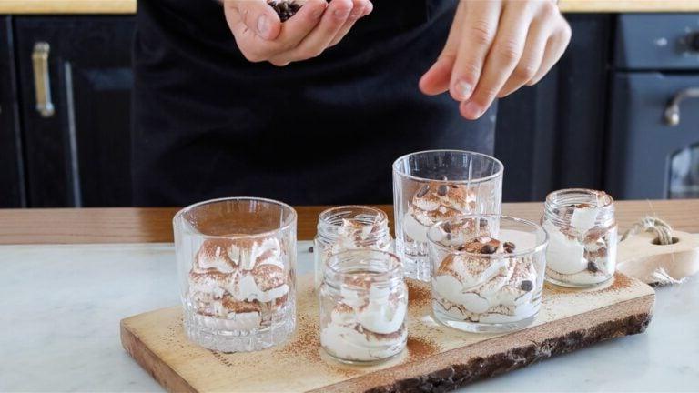 Kaffee-Mousse wird in kleine Gläser portioniert
