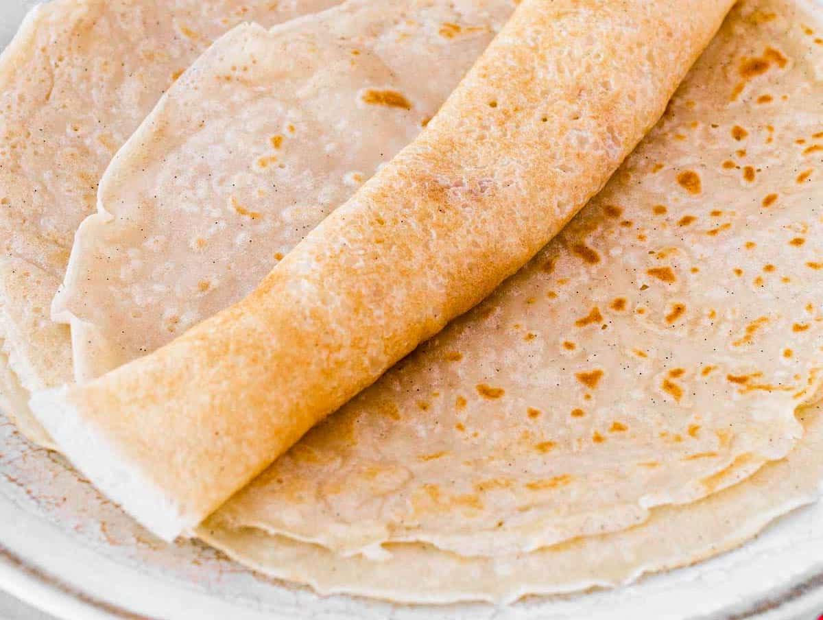 Dünne vegane Crêpes auf einem Teller
