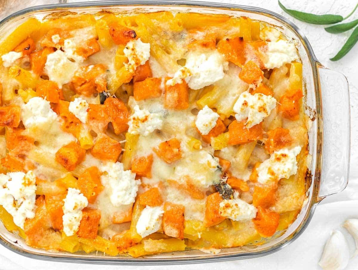 Kürbis Nudelauflauf mit Knoblauch und Salbei
