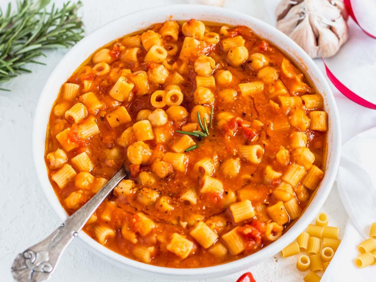 Pasta e Ceci in einer Schüssel und wie man sie lagert