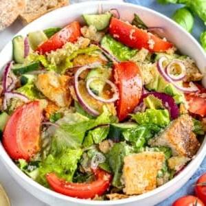 Panzanella Salat mit Brot, Strauchtomaten und Romana-Salat in einer Schüssel