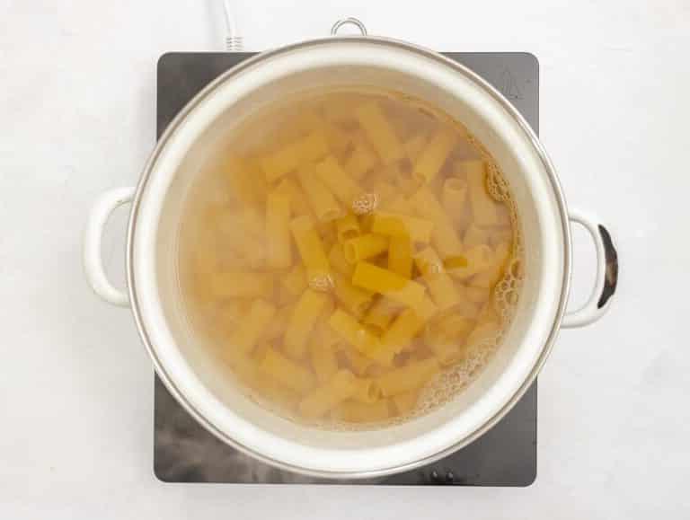 Pasta in kochendem Wasser kochen