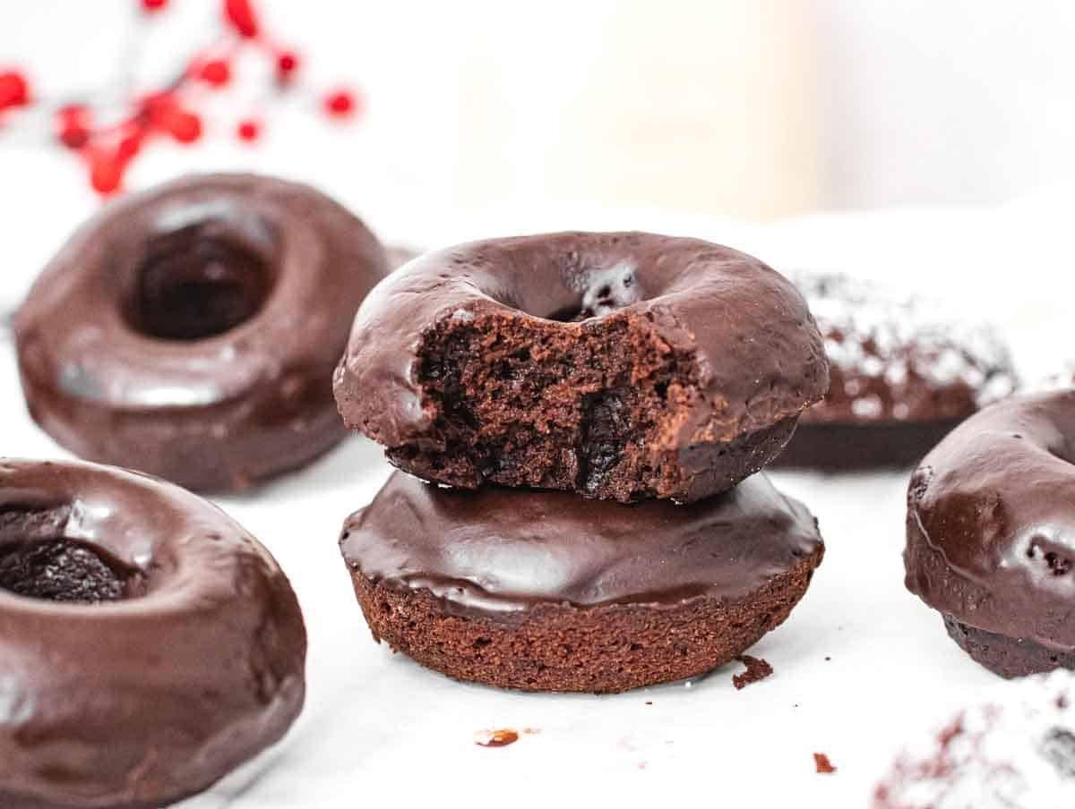 Schokoladen-Donuts mit Glasur und einem Biss