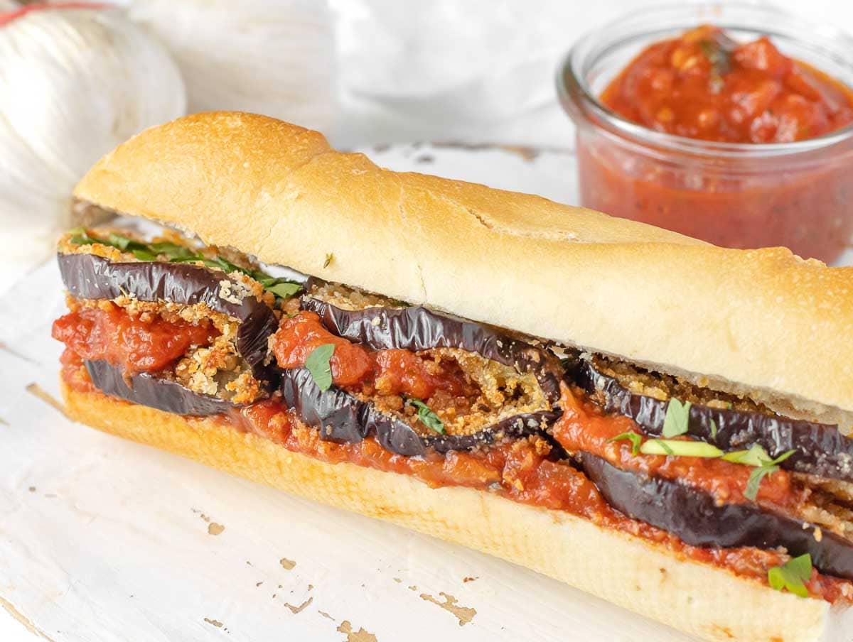 Sandwich mit Auberginen und Marinara-Sauce