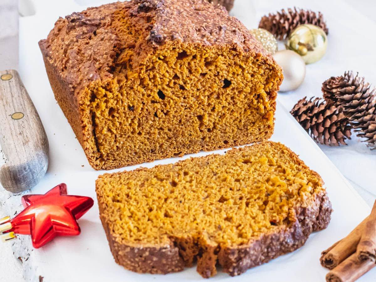 Veganes Kürbisbrot geschnitten