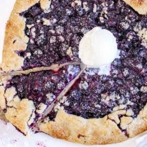 Ein Stück Heidelbeer-Galette