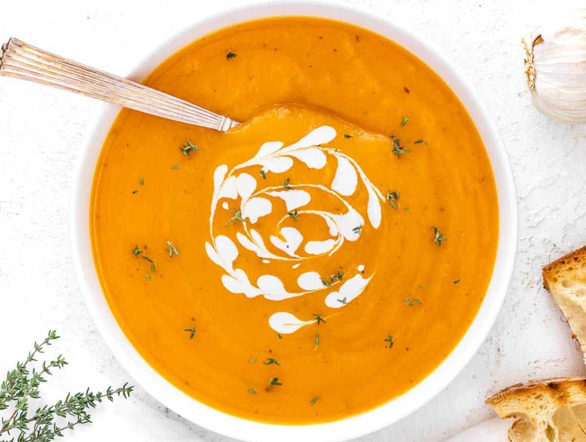 Butternut-Kürbis-Suppe mit milchfreier Sahne