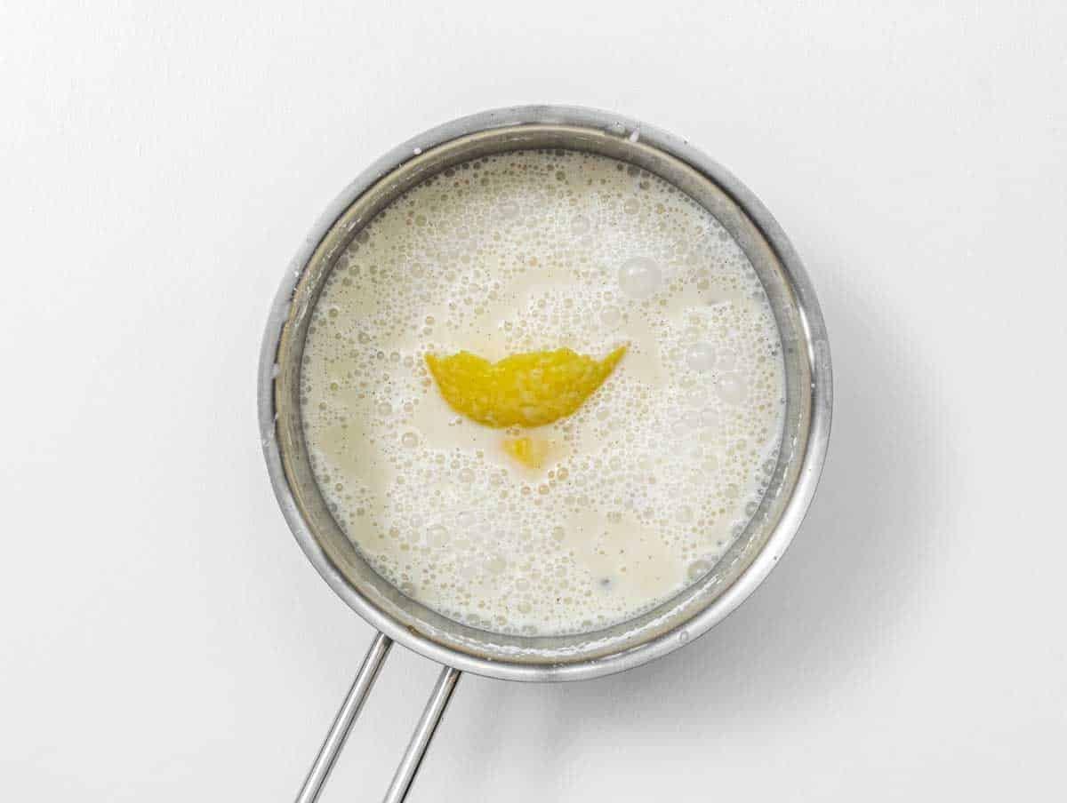 Puddingzutaten im Topf