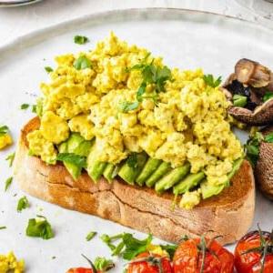 Tofu Rührei auf Brot mit Gemüse