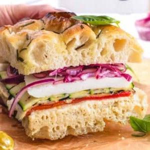 Focaccia Sandwich mit einer Hand