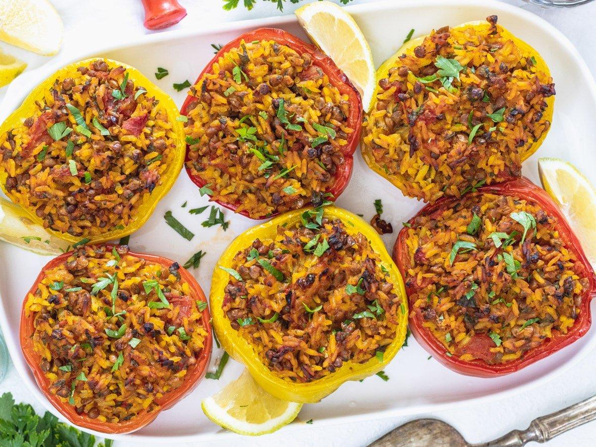 Gefüllte Paprika auf einem weißen Teller