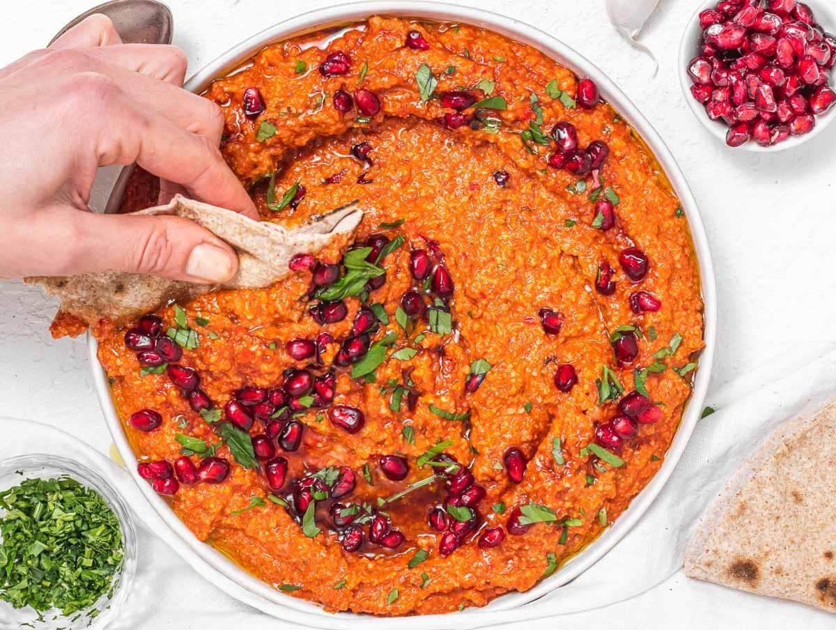 Muhammara mit Hand