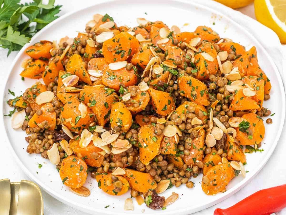 25 Vegane Salate 16 Linsen-Karotten-Salat mit gehobelten Mandeln