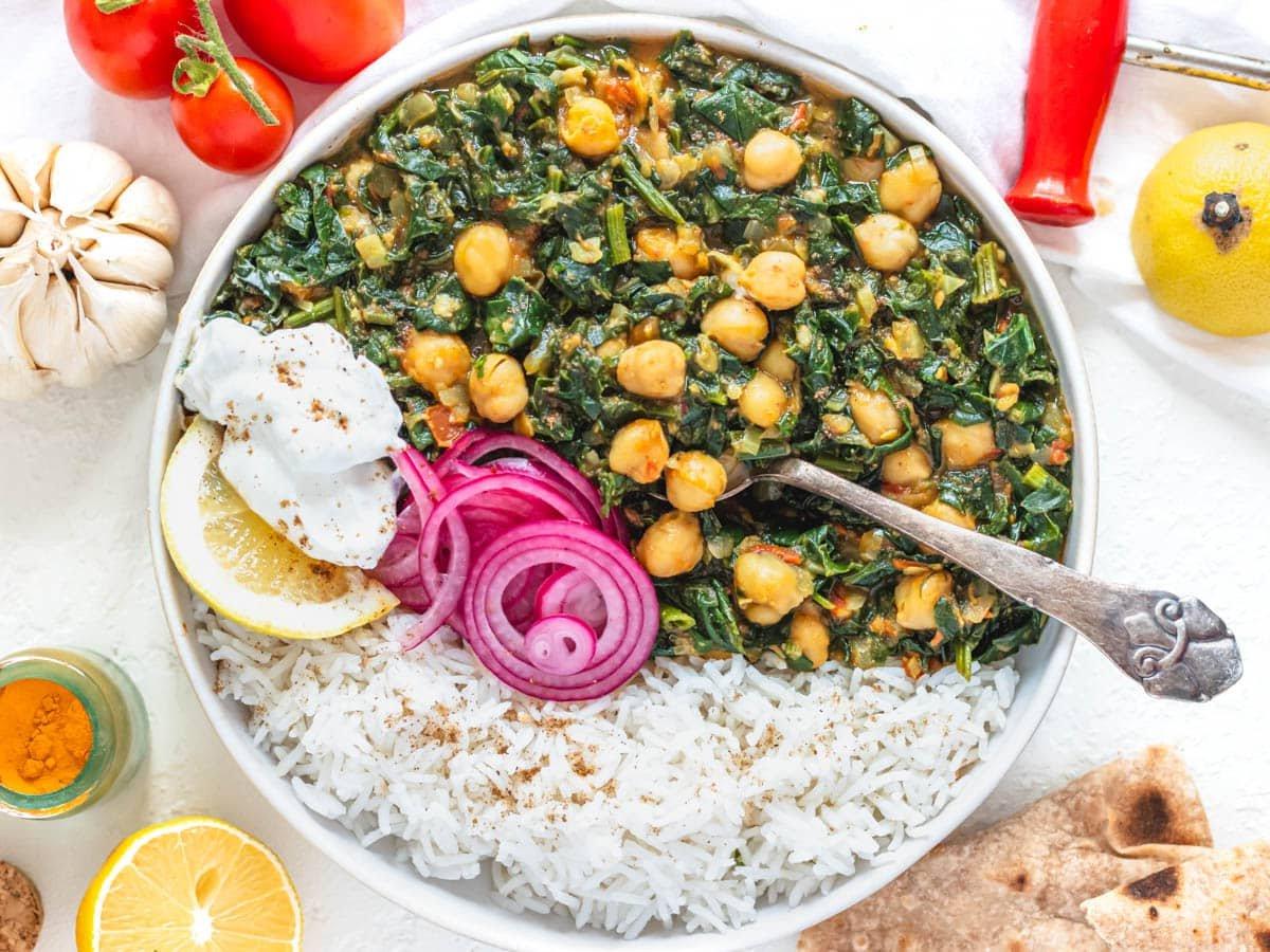 20 einfache Curry-Rezepte 16 Chana Saag mit eingelegten roten Zwiebeln und einem silbernen Löffel