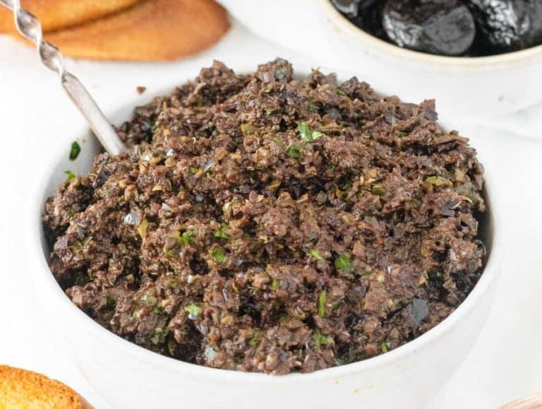Oliven-Tapenade in einer Schale