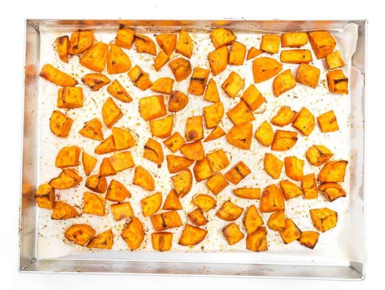 geröstete Süßkartoffelwürfel auf einem Backblech