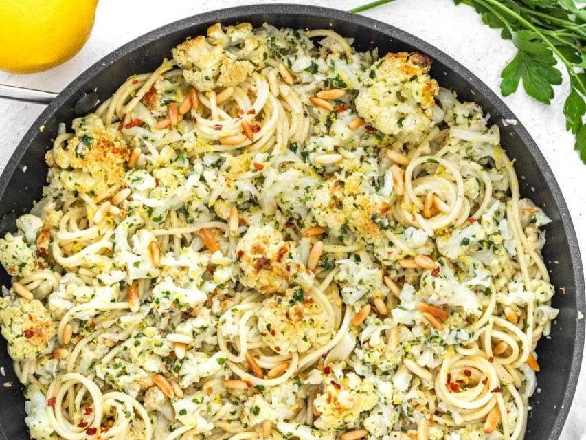 Blumenkohl-Pasta in einer Pfanne.